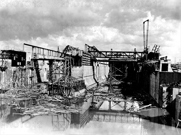 Deux abris de U-boat allemands près de Werfhafen, 27 avril 1945.