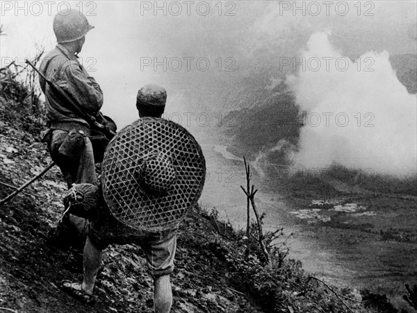 Soldats américain et chinois observant la bataille du fleuve Salween, 1944