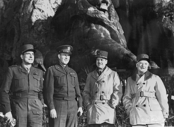 Généraux Alliés devant le monument commémoratif de la guerre de 1870 à Belfort, fin novembre 1944