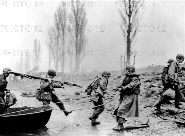 Des soldats américains franchissent le Rhin, 26 mars 1945