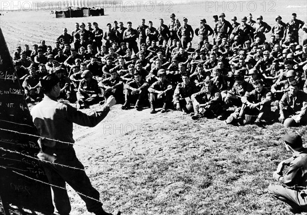 Briefing avant l'invasion à l'Est du Rhin en Allemagne, 24 mars 1945