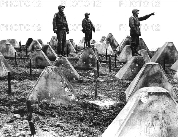 Des ingénieurs américains observent le terrain au-delà de la ligne Siegfried, Mars 1945