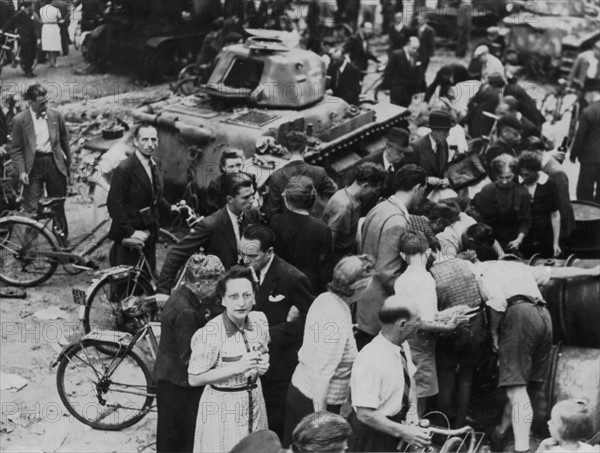 Réservoirs de carburant abandonnés par les Allemands à Paris (août 1944)