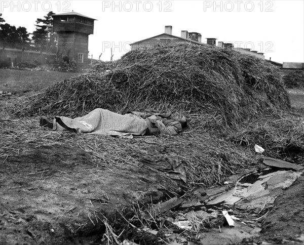 Corps de prisonnier dans le camp de concentration  de Belsen, 28 avril  1945