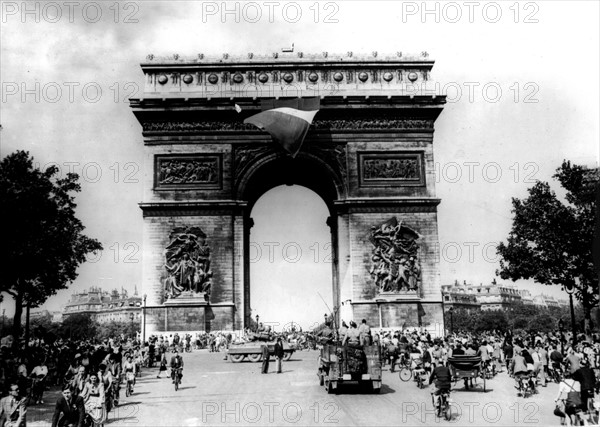 Le drapeau tricolore flotte à nouveau sous l'Arc de Triomphe  à Paris, 25 août 1944