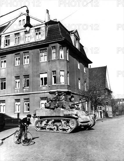 Les troupes de la 9e armée US entrent dans Peine, 10 avril 1945