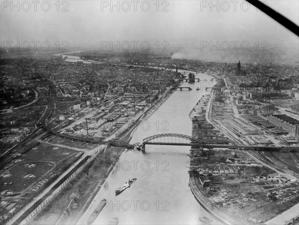 Vue aérienne de Francfort dévastée, 29 mars 1945