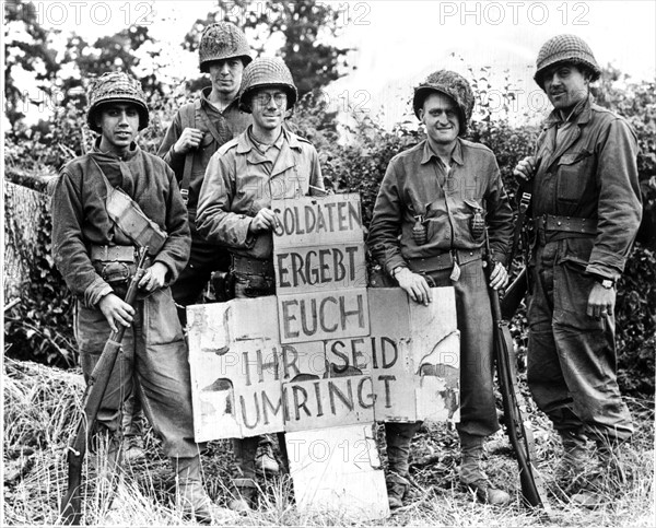 Des soldats américains engagent des soldats allemands à se rendre en Normandie, juin 1944