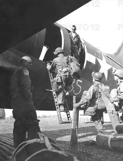 American airborne troops land east of Rhine, March 24, 1945