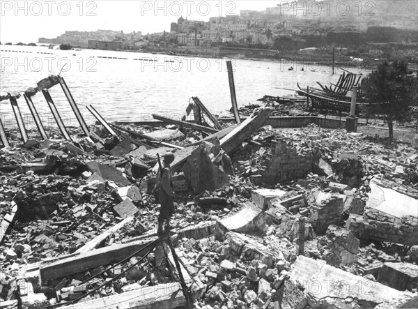 Vue du port dévasté de Gaeta, en Italie
(22 mai 1944)