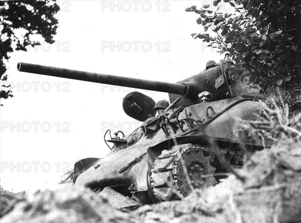 Un char américain Sherman M-4 prêt à l'action en France (Juillet 1944)