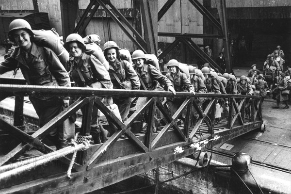 Les premières femmes du Corps d'armée féminin U.S. embarquent pour la France
(Juin 1944)