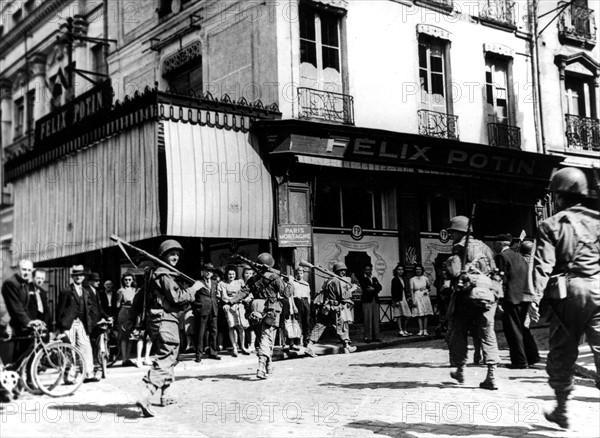 Troupes américaines traversant Le Mans
(9 août 1944)