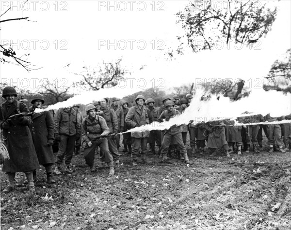 Les soldats du génie américain s'entraînent à la technique du lance-flamme en Hollande
(Novembre 1944)
