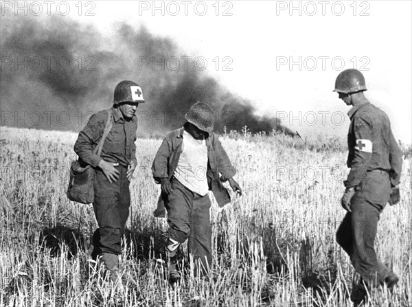 Des médecins portent assistance à un soldat américain blessé sur le front de Sicile
(22 juillet 1943)