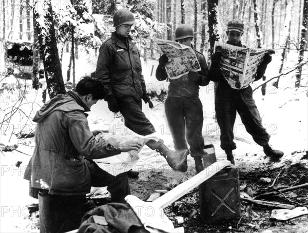 Soldats amércains lisant des bandes dessinées sur le front de l'ouest
(Début 1945)