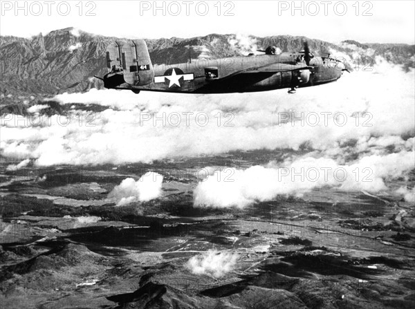 Bombardier américain B-25 Mitchell survolant les montagnes chinoises
(1944)