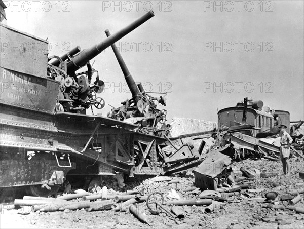 Epave d'un train naval italien blindé près de Syracuse, en Sicile
(26 juillet 1943)