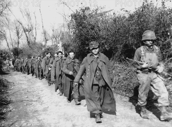 Prisonniers allemands dans la région de Cassino
(5 février 1944)