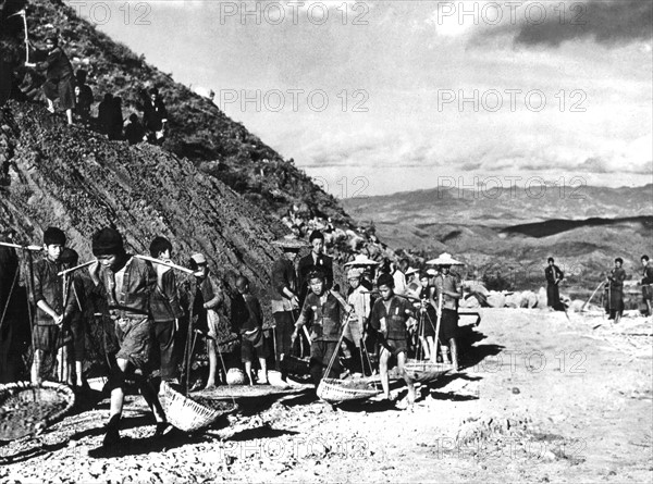 Enfants chinois sur la route de Birmanie
(1944)