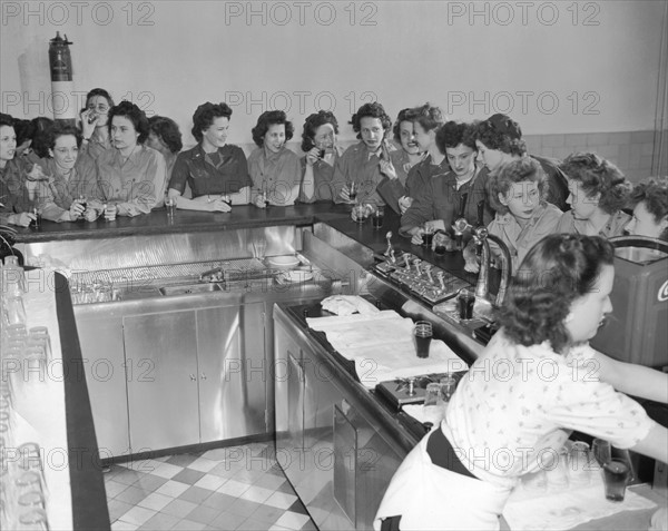 Infirmières américaines à Paris
(25 mai 1945)
