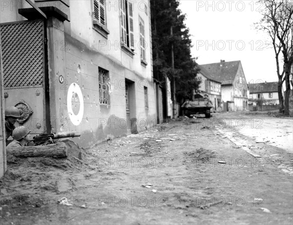 Soldat équipé d'une mitrailleuse calbre 30 à Niederbronn
(10 décembre 1944)