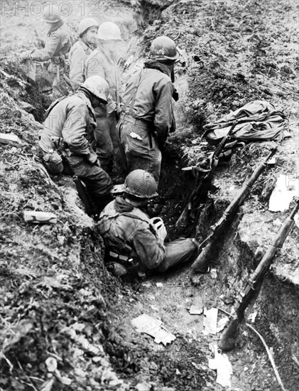 Pause déjeuner pour les soldats américains sur le front en Allemagne
(Février 1945)