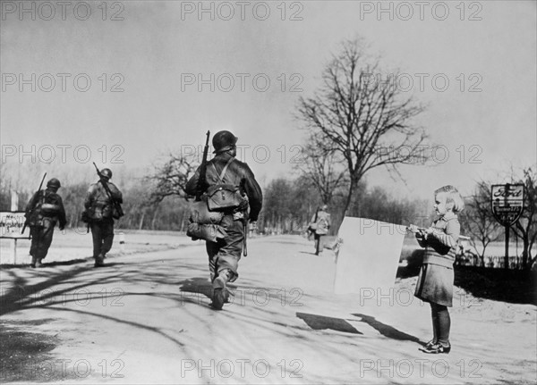 Fillette allemande agitant le drapeau blanc, près de Neuhofen
(Mars 1945)