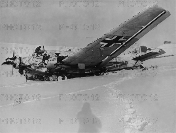 Un soldat américain examine l'épave d'un avion allemand abattu près d'Asselborn
(Janvier 1945)