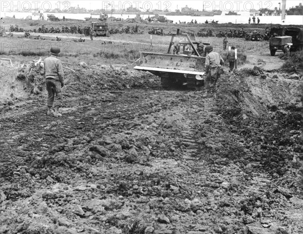 Soldats américains construisant une route sur une tête de pont en Normandie
(Juin 1944)