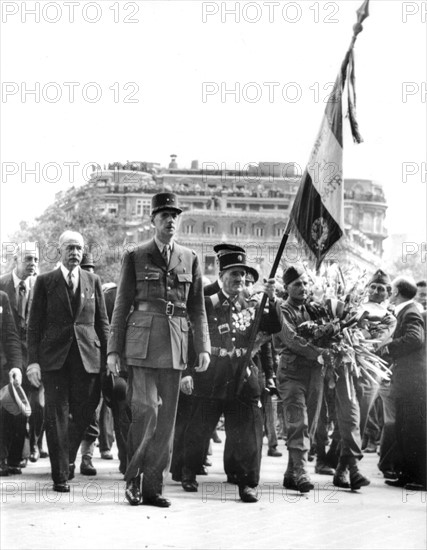 General de Gaulle pays tribute to France's unknown soldier in Paris, August 25, 1944