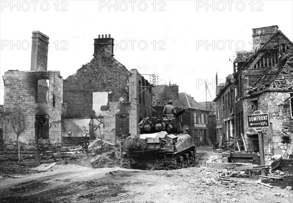 Char américain avançant contre les Allemands en déroute, en France
(Août 1944)