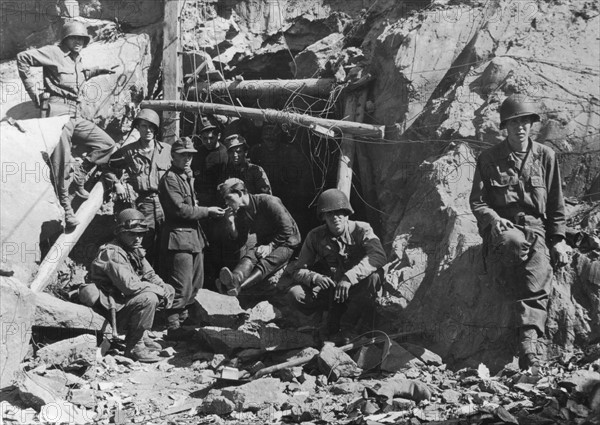 Soldats américains avec des prisonniers allemands à Saint-Malo (12 août 1944)