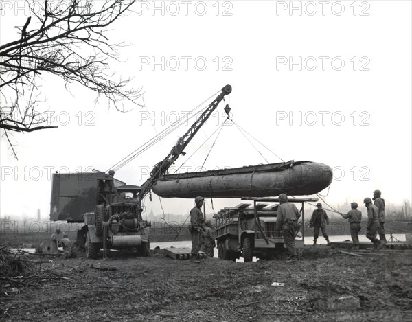 Ponton mobile utilisé au cours des tentatives de construction d'un pont sur la Roer
(24 février 1945)