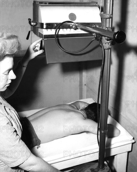 Traitement aux ultraviolets dans un hôpital de Marseille
(6 février 1945)