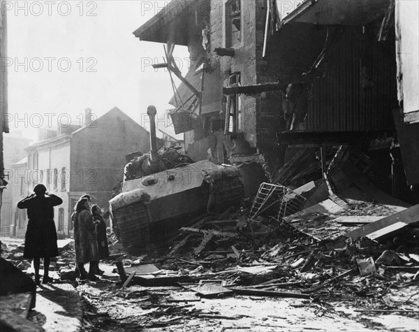 Belgian civilians examine knocked out German tank in Stavelot (January 1945)