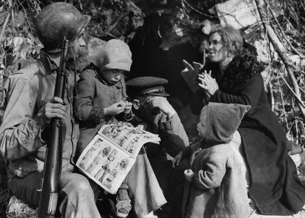 An American soldier talks to Italian civilians in Cassino area (January 22, 1944)