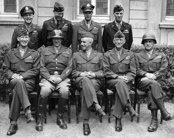 Généraux du 12e groupe d'armées U.S. et de l'armée de l'air U.S. à Bad Wildungen, en Allemagne.
(11 mai 1945)
