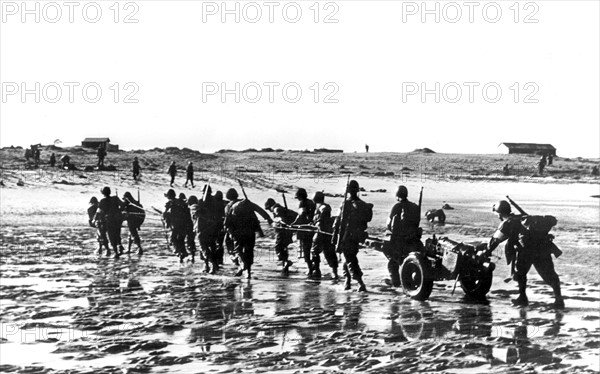Troupes américaines sur la plage de Fedela (Maroc)
(8 novembre 1942)
