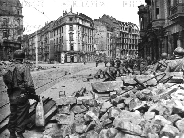 Les troupes américaines progressent à Francfort-sur-le-Main. (29 mars 1945)