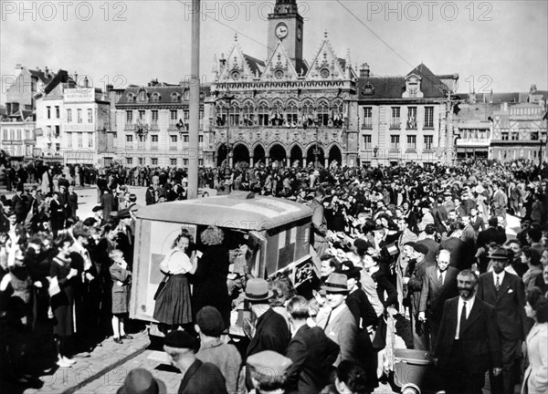 Saint-Quentin acclame les troupes américaines.
(Septembre 1944)