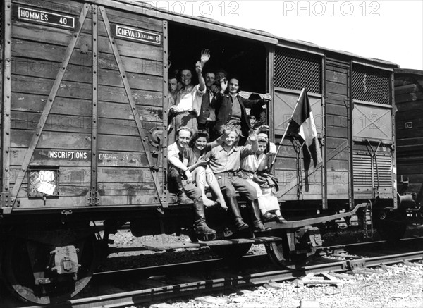 Anciens travailleurs forcés français rapatriés depuis Braunschweig, en Allemagne. (12 mai 1945)