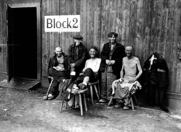 Cinq prisonniers au camp de concentration de Hanovre-Harlen. (Avril 1945)
