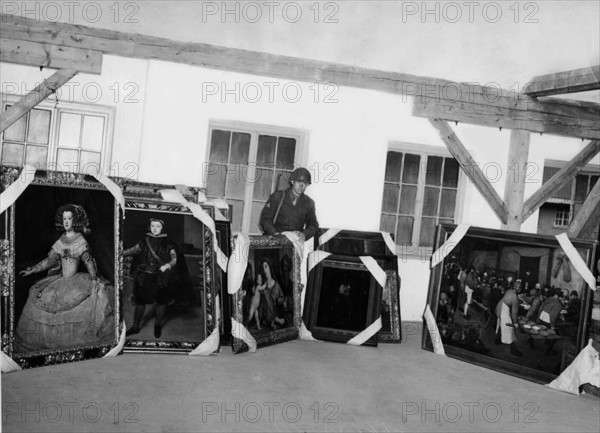 Oeuvres d'art pillées, retrouvées en Autriche.
(19 juin 1945)