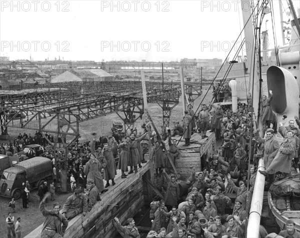 Prisonniers de guerre français rapatriés, arrivant au port du Havre. (9 septembre 1945)