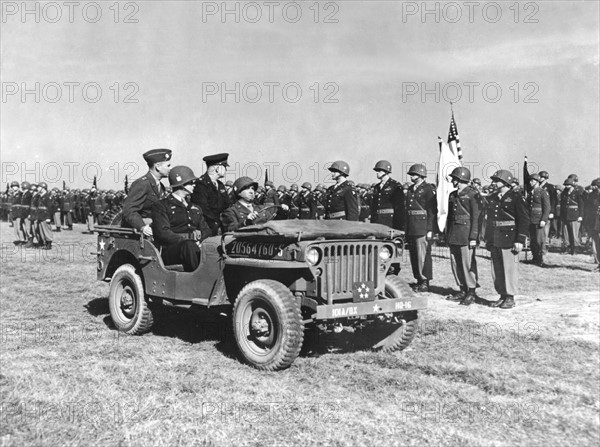 La 101e division aéroportée U.S. reçoit les honneurs militaires en France (15 mars 1945)