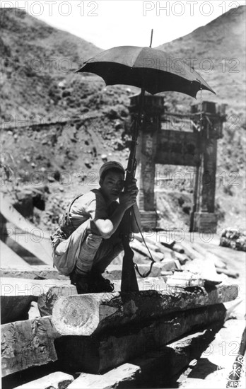 Soldats chinois montant la garde sur le pont Hwitung en Chine. (Eté 1944)