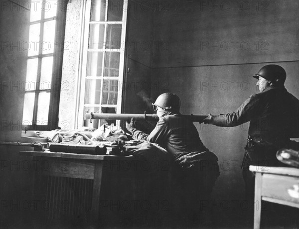 Soldat américain tirant au bazooka dans la région de Haguenau, en Alsace. (Février 1945)