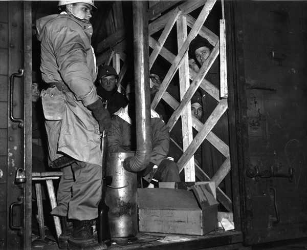 Prisonniers de guerre russes dans un wagon de marchandises qui les conduit à Hof, en Allemagne.
(19 janvier 1946)