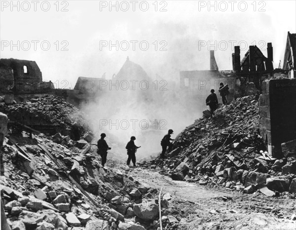 Soldats d'infanterie américains à l'affût de tireurs isolés, à Nuremberg. (20 avril 1945)